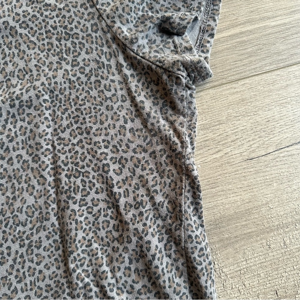 t.la gray/black/brown leopard print t-shirt - size medium - Picture 4 of 5